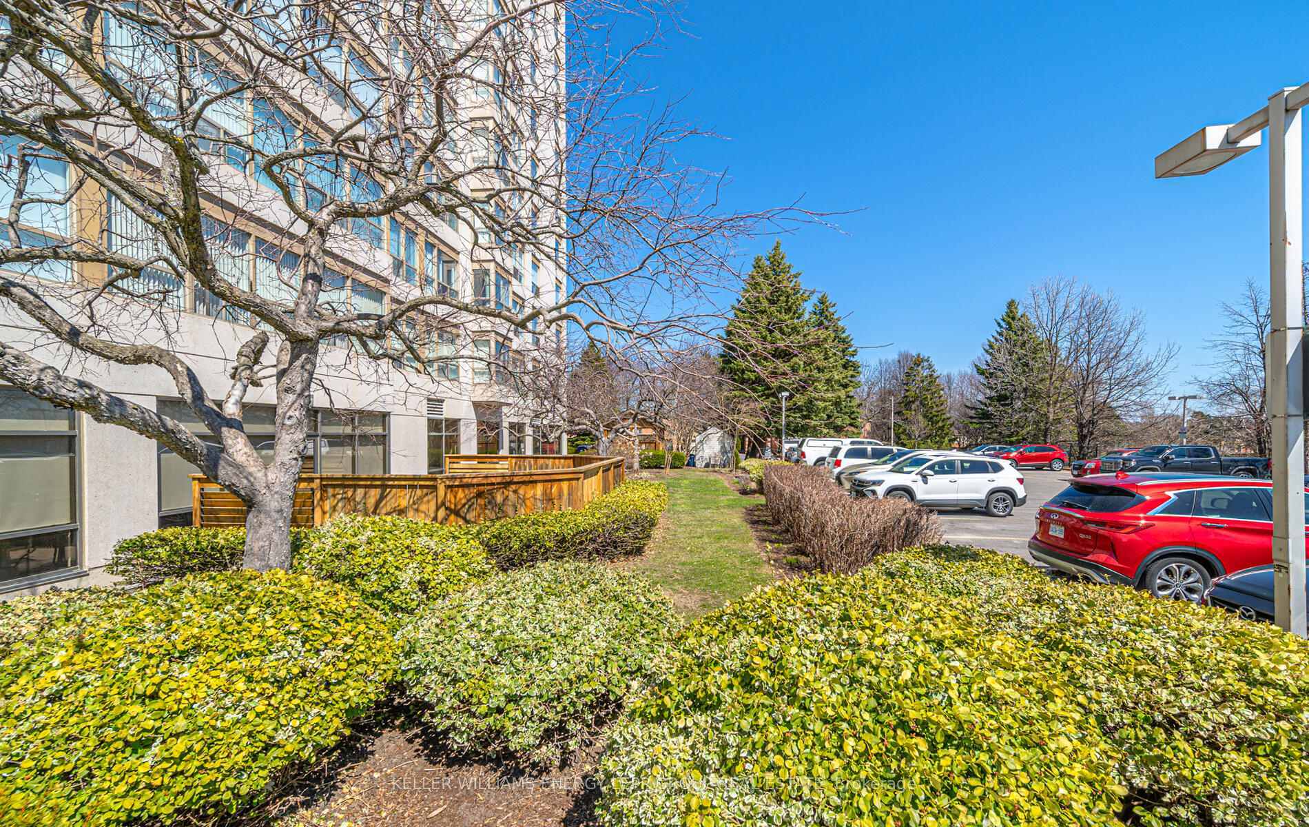 Property Photo: 712 Rossland Road E 1007 ON L1N 9E8