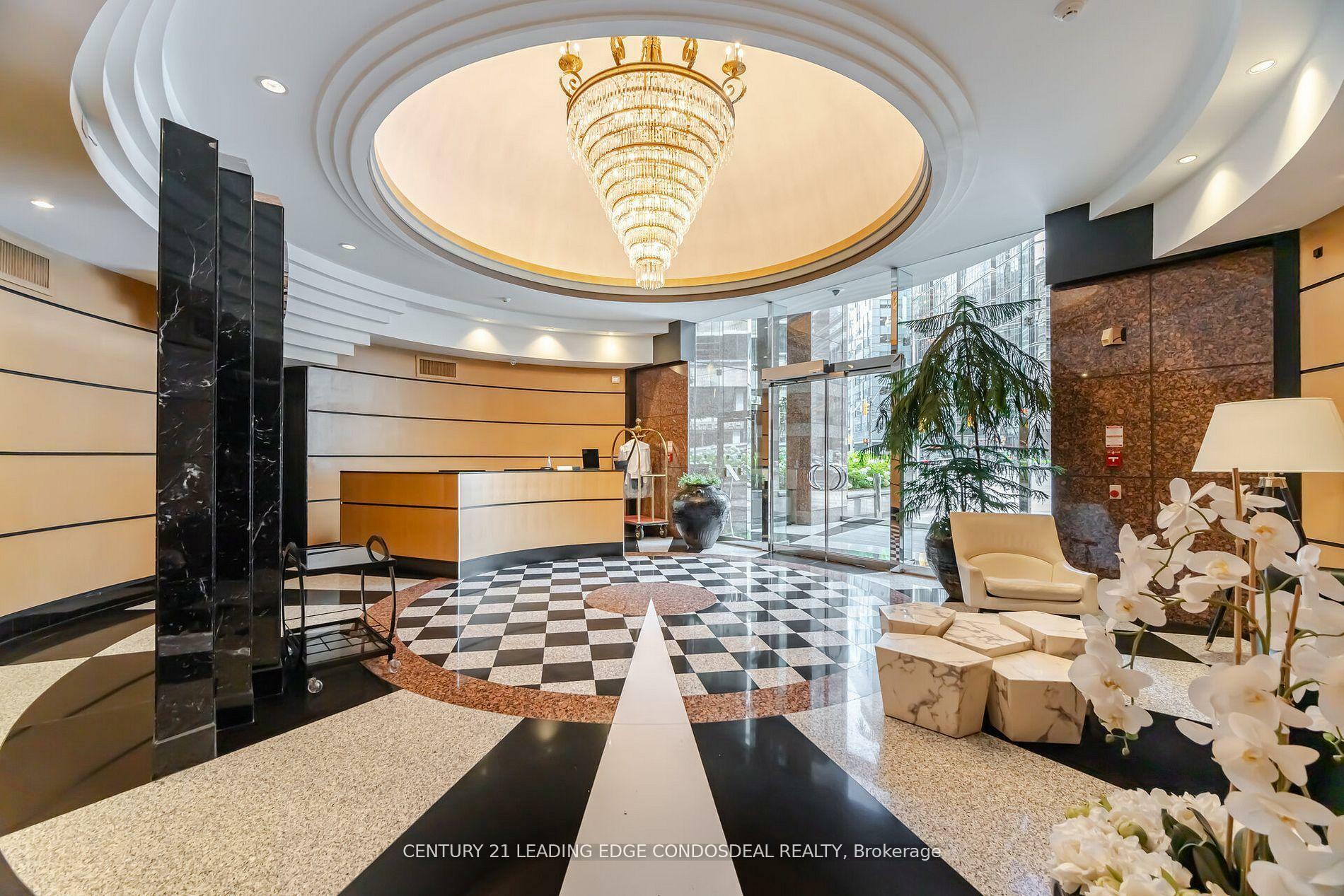 Photo de la propriété: 33 University Avenue 2106 ON M5J 2S7