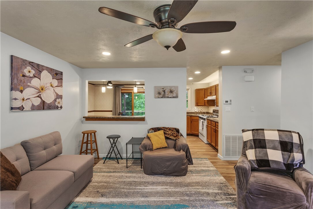 Property Photo: 124 Skyline Dr PA 15239