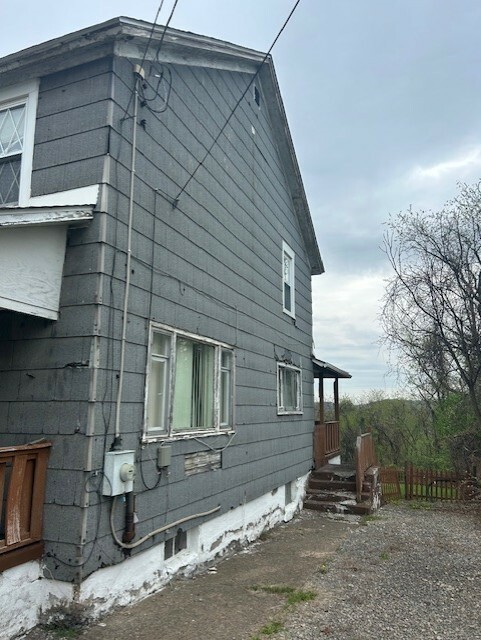 Property Photo: 1318 Macarthur Dr PA 15076