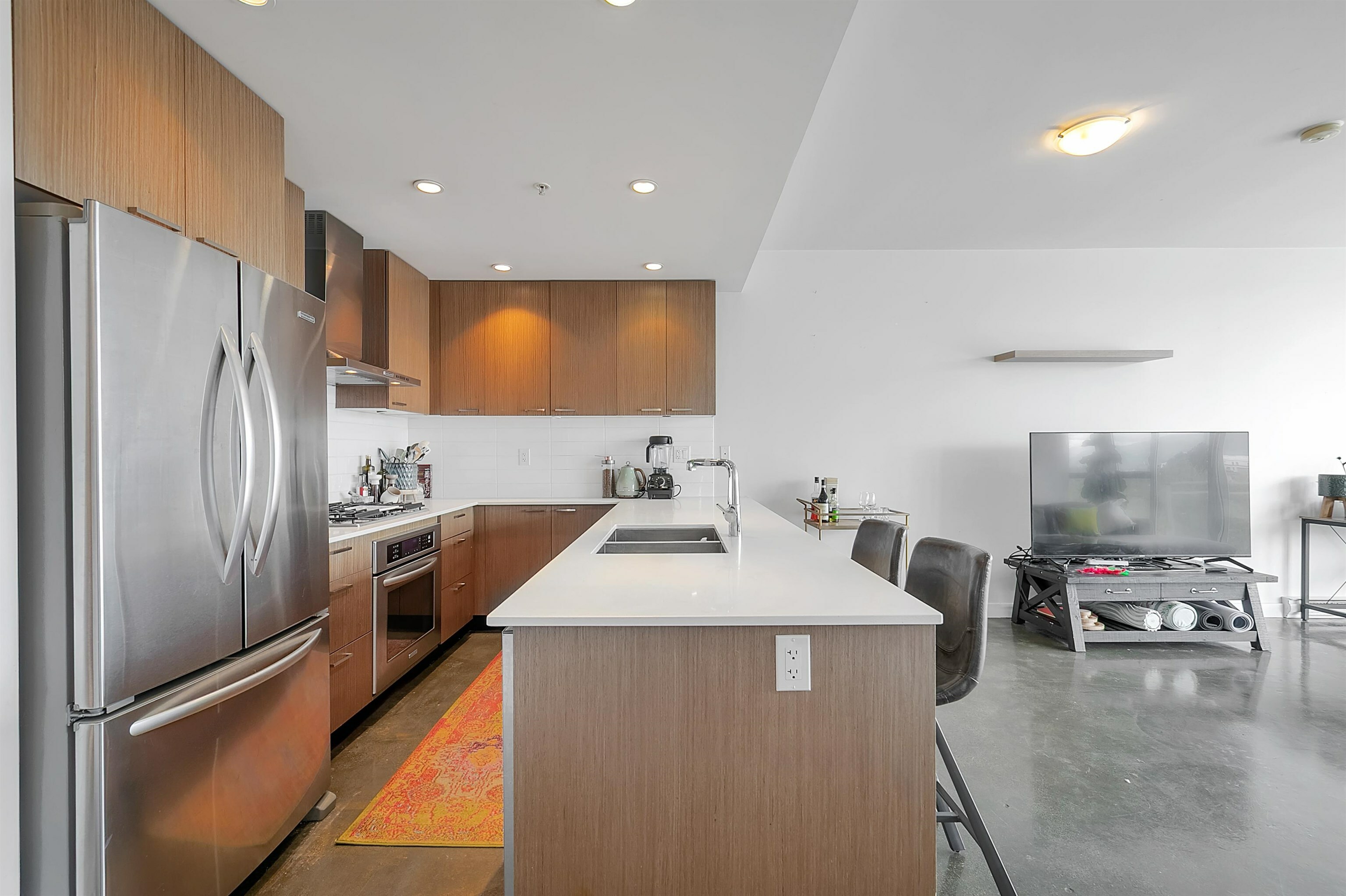 Property Photo: 221 Union Street 906 BC V6A 0B4