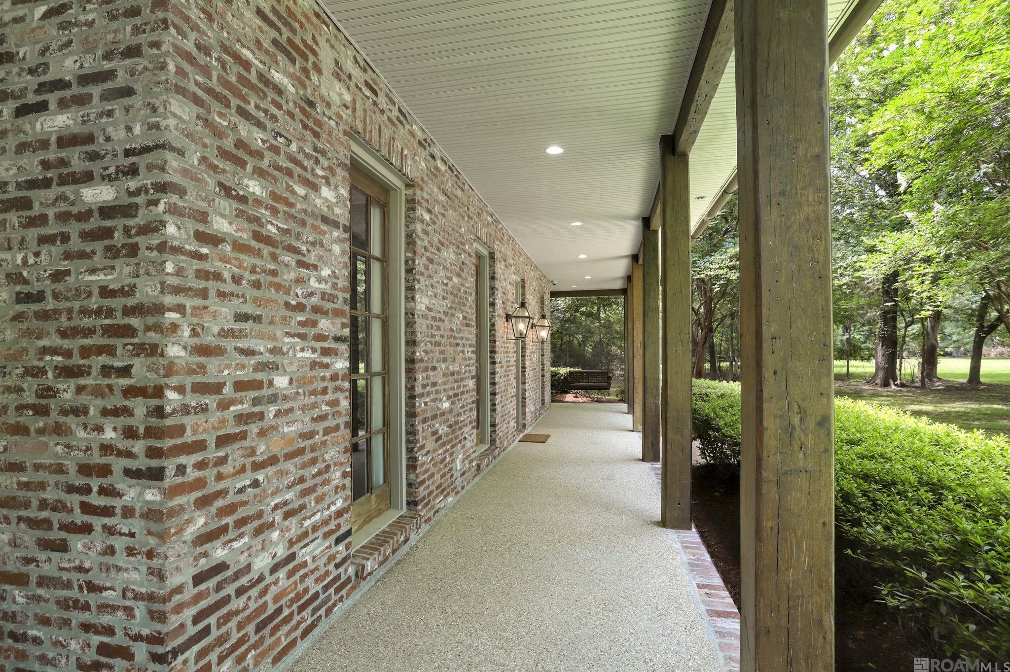 Property Photo: 4888 Audubon Ln LA 70775