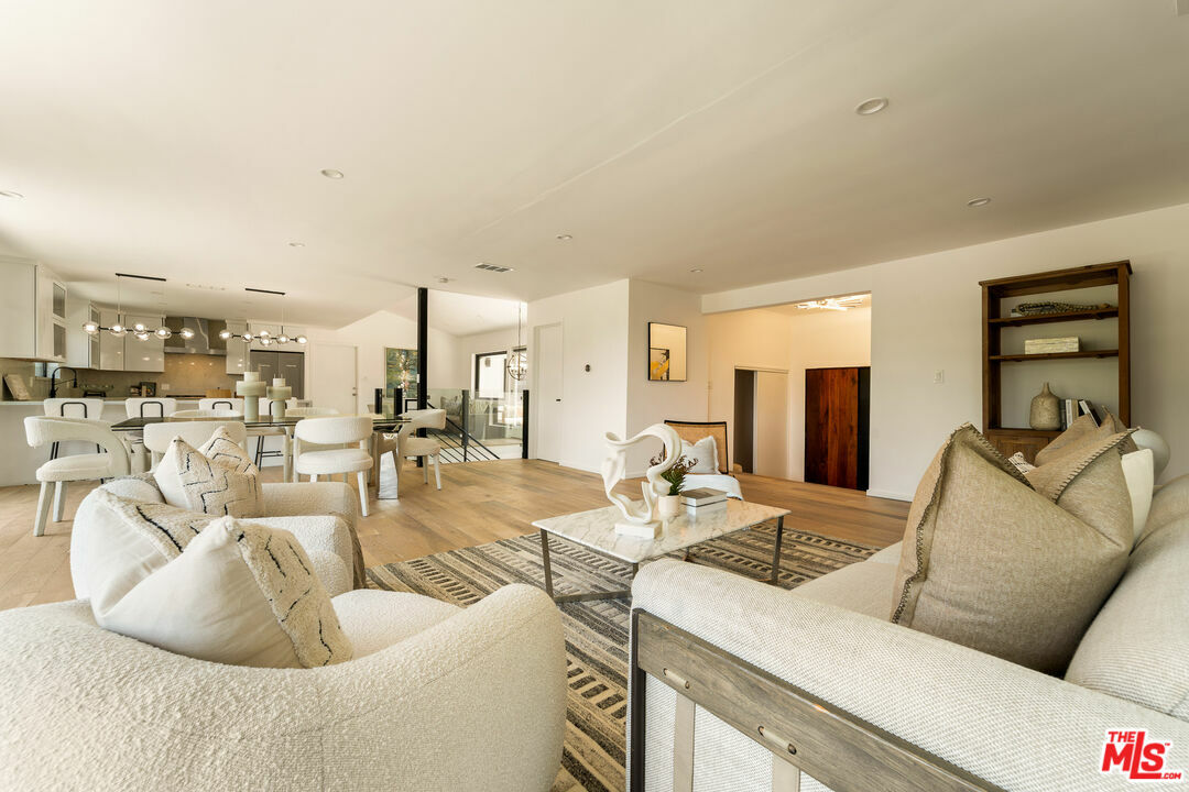 Property Photo: 11587 Sunshine Ter CA 91604