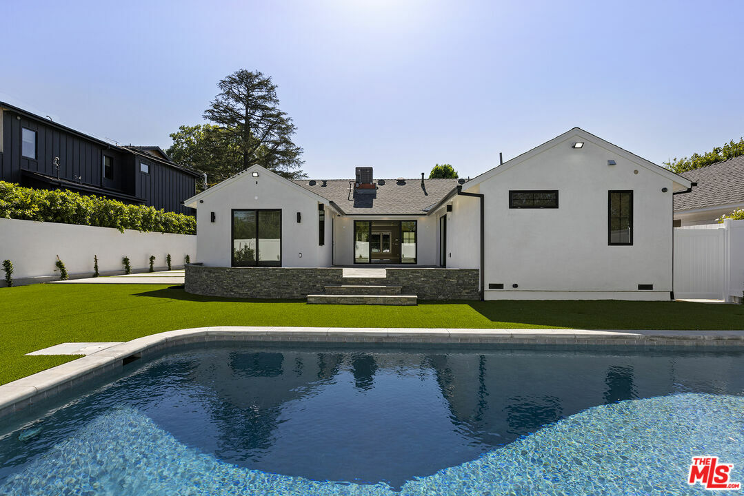 Property Photo: 5000 Noeline Ave CA 91436