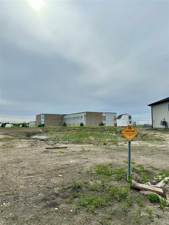 18 Caribou Bay  Steinbach MB R5G 2Y1 photo