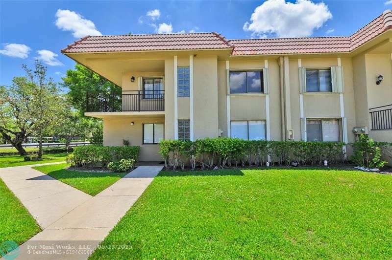Property Photo: 318 Lakeview Dr 201 FL 33326