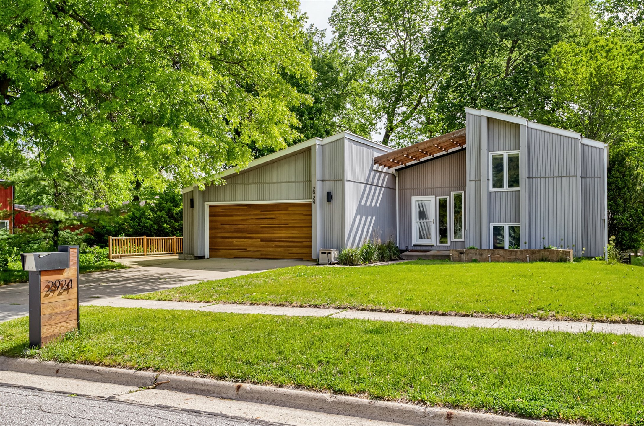Property Photo: 2924 Diamond Street IA 50010