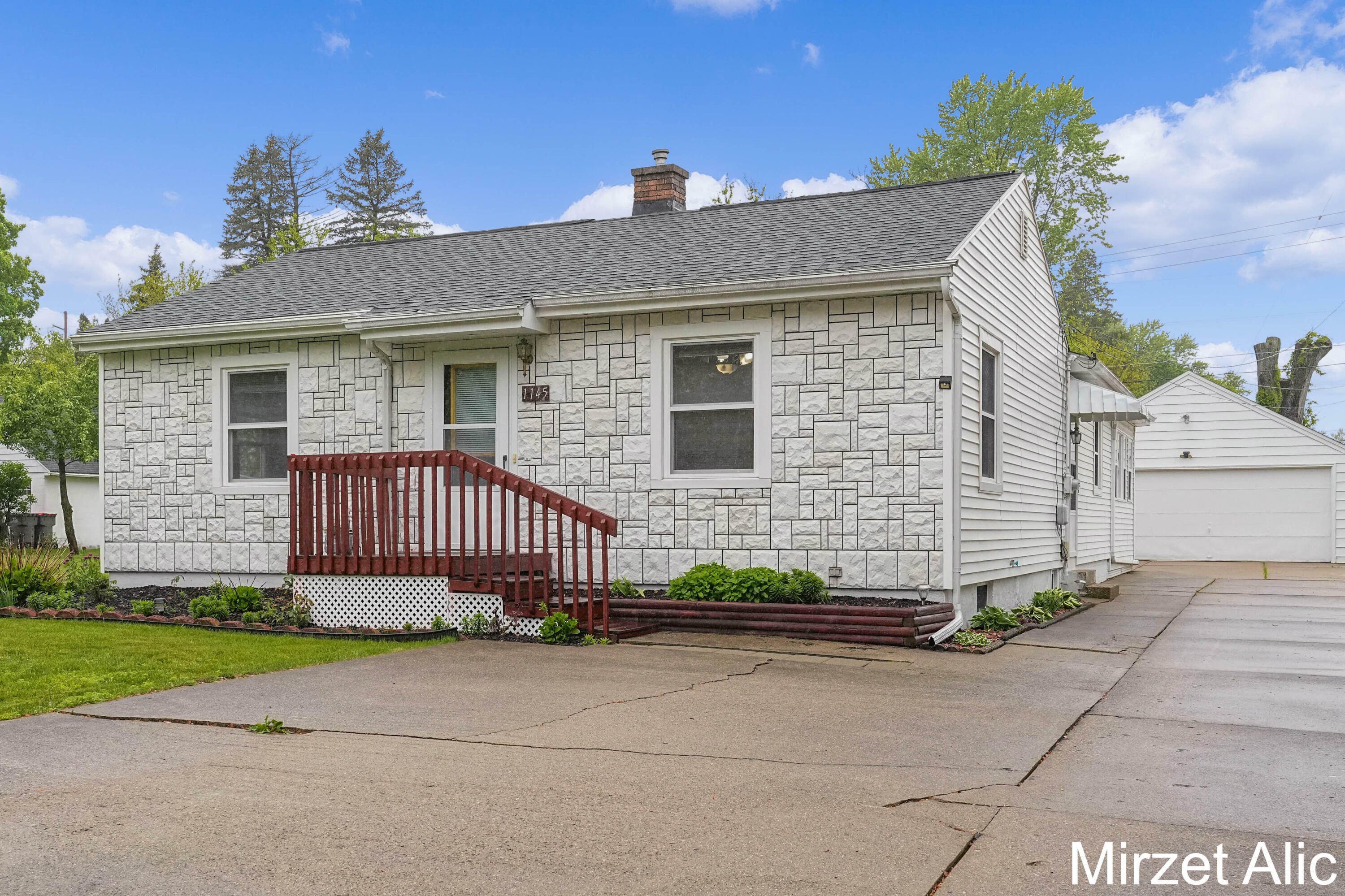 1145 Eastmont Drive SE  Grand Rapids MI 49546 photo