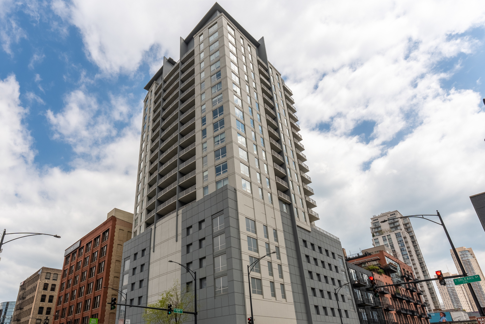 Property Photo: 330 W Grand Avenue 2002 IL 60654