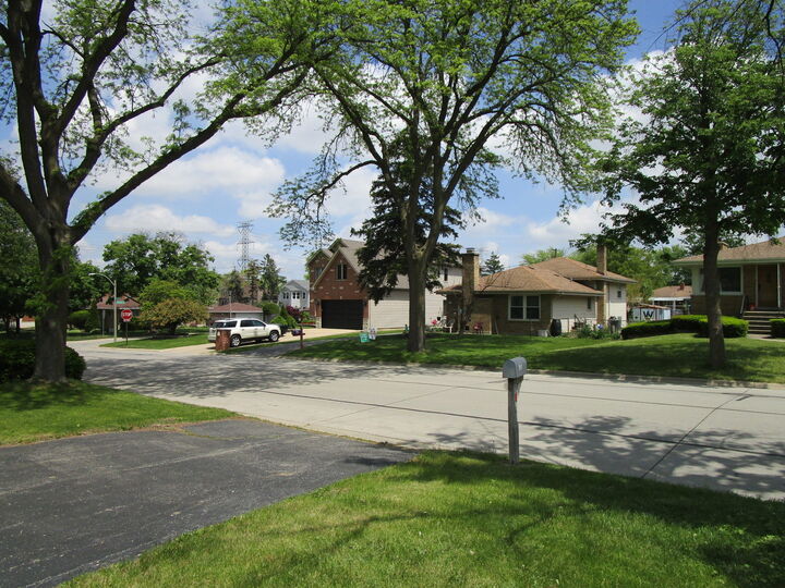 Property Photo:  786 N Van Auken Street  IL 60126 
