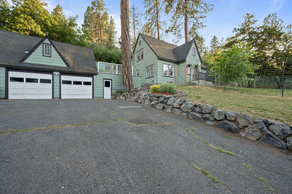 Property Photo: 1027 Lakeshore Drive OR 97601