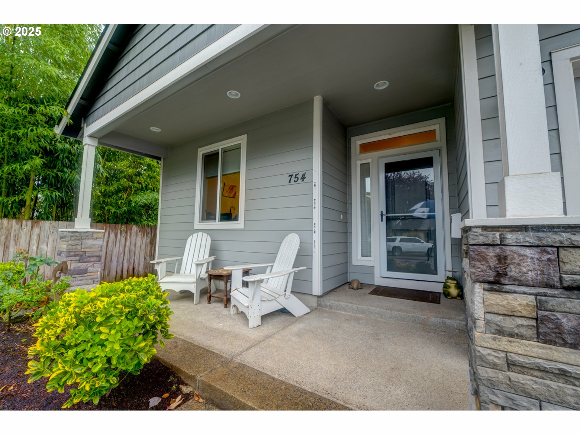 Property Photo: 754 Manbrin Dr N OR 97303