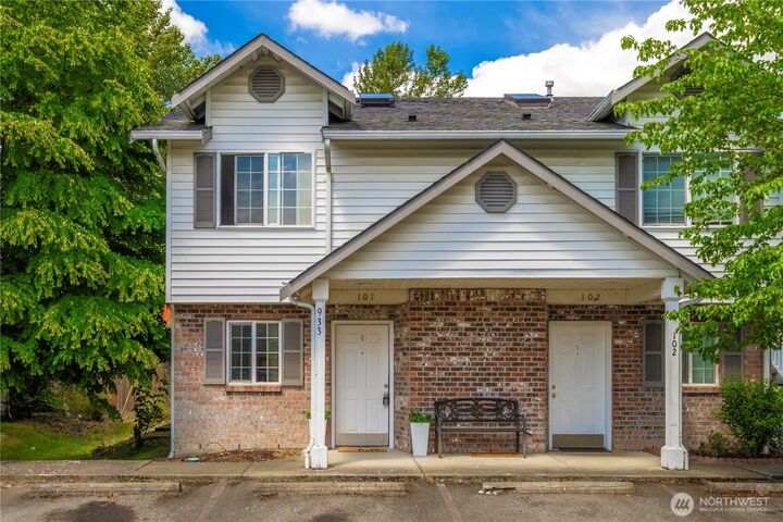 Property Photo:  933  4th Avenue N 101  WA 98032 