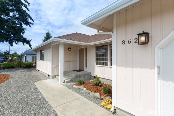 Property Photo:  862 E Cedar St  WA 98382 