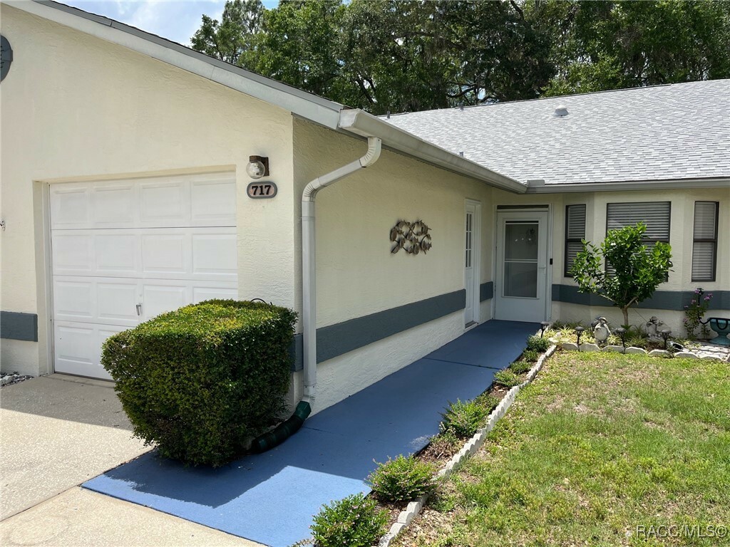 Property Photo: 717 Whispering Pines Boulevard FL 34453
