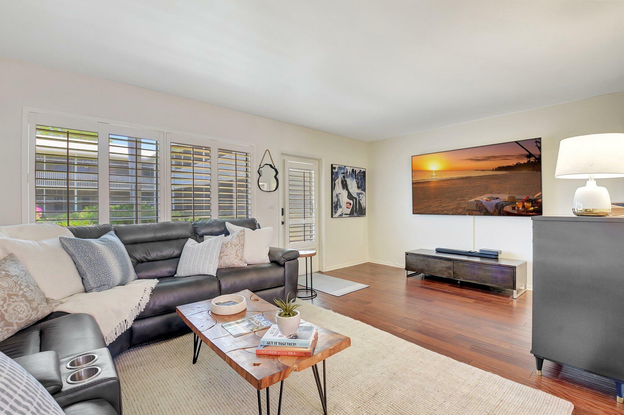 Property Photo: 426 NE 7th Avenue 1F FL 33483