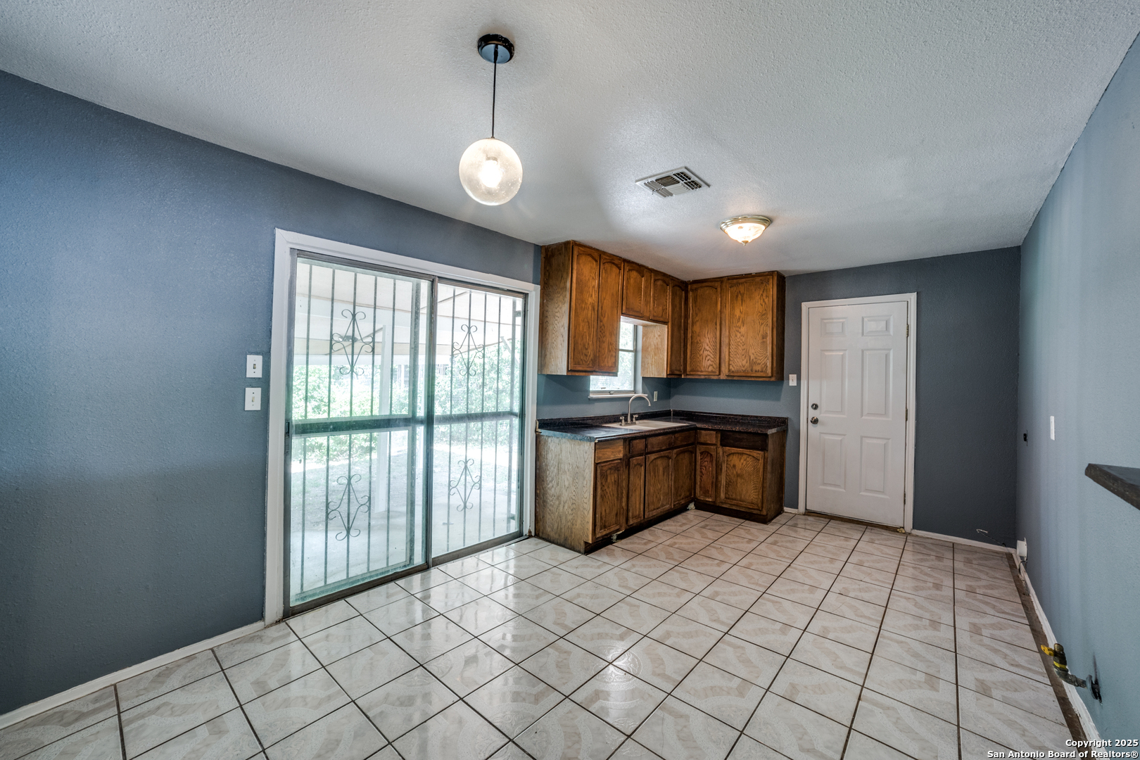 Property Photo: 523 Bangor TX 78228