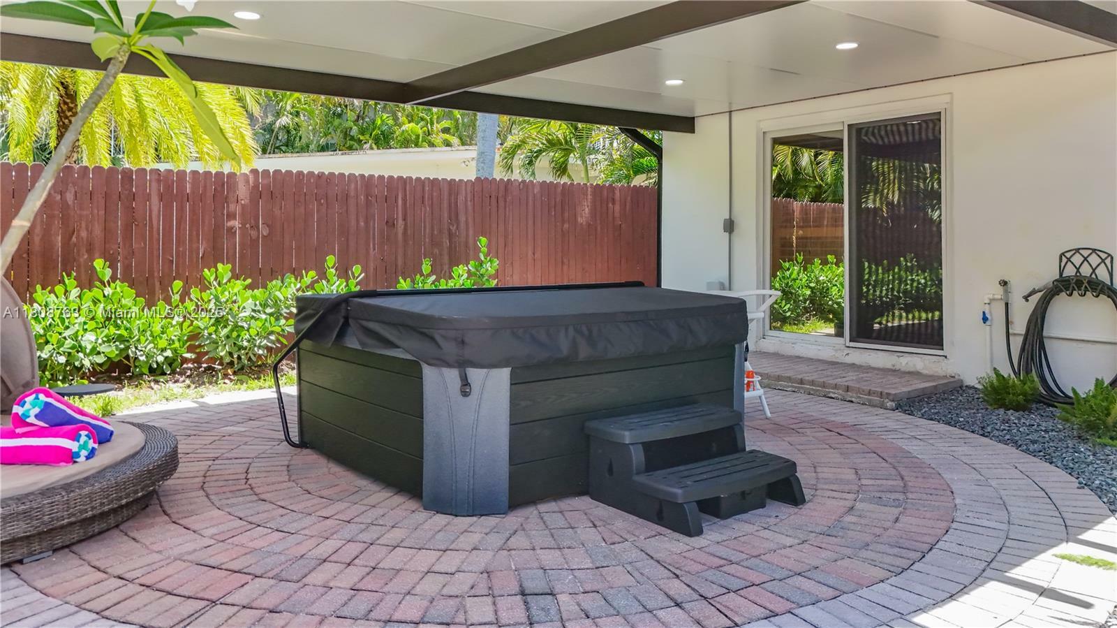 Property Photo: 1715 NE 38th St FL 33334