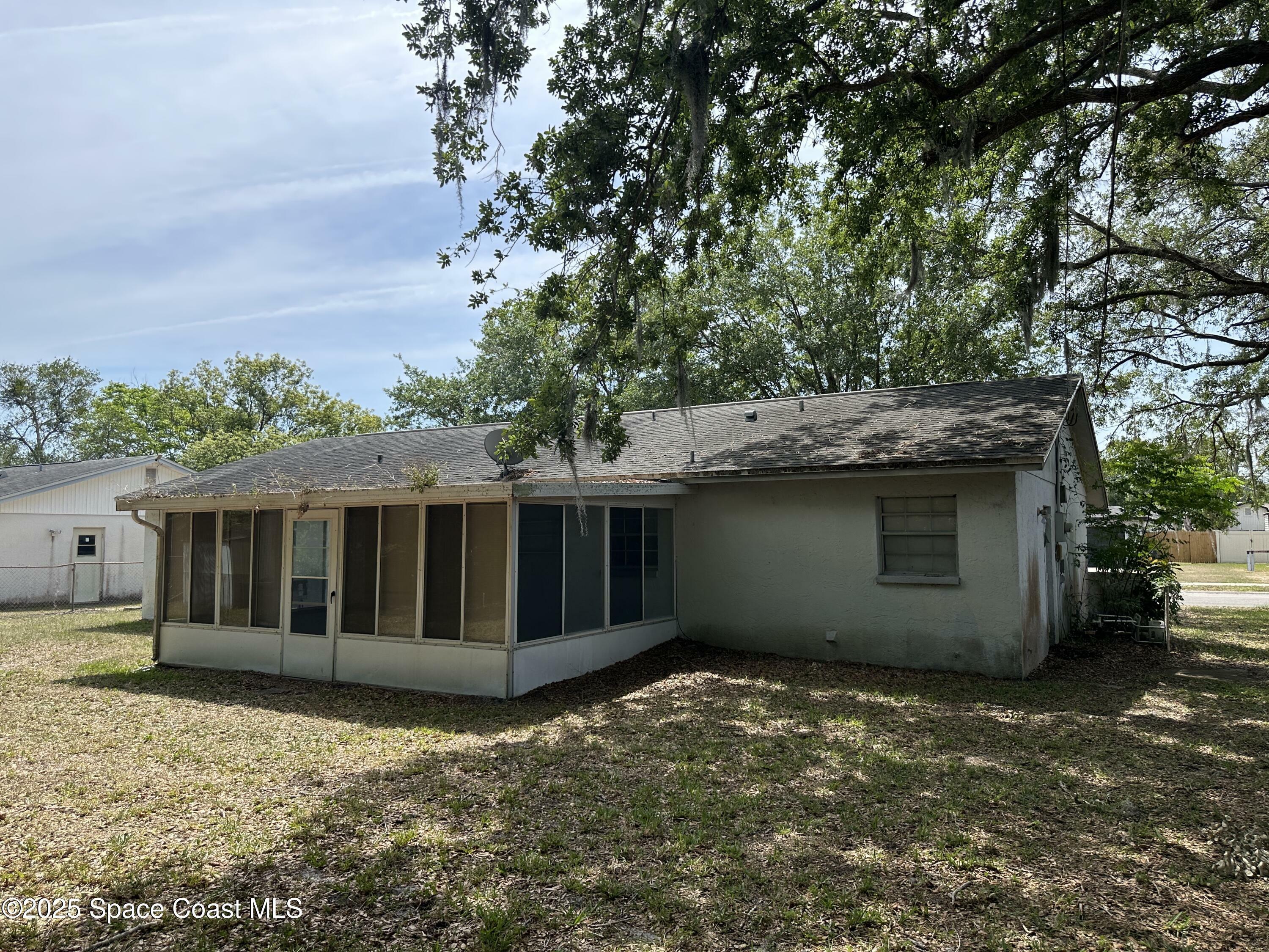 Property Photo: 1675 Ashwood Avenue FL 32796