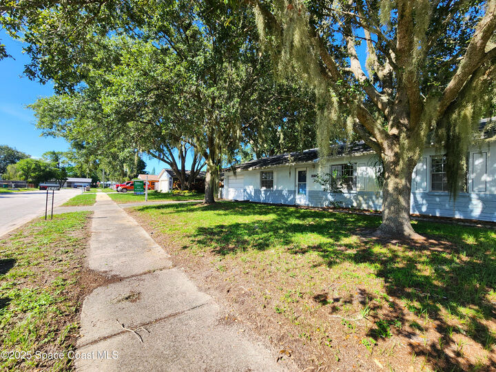 Property Photo: 1675 Ashwood Avenue FL 32796
