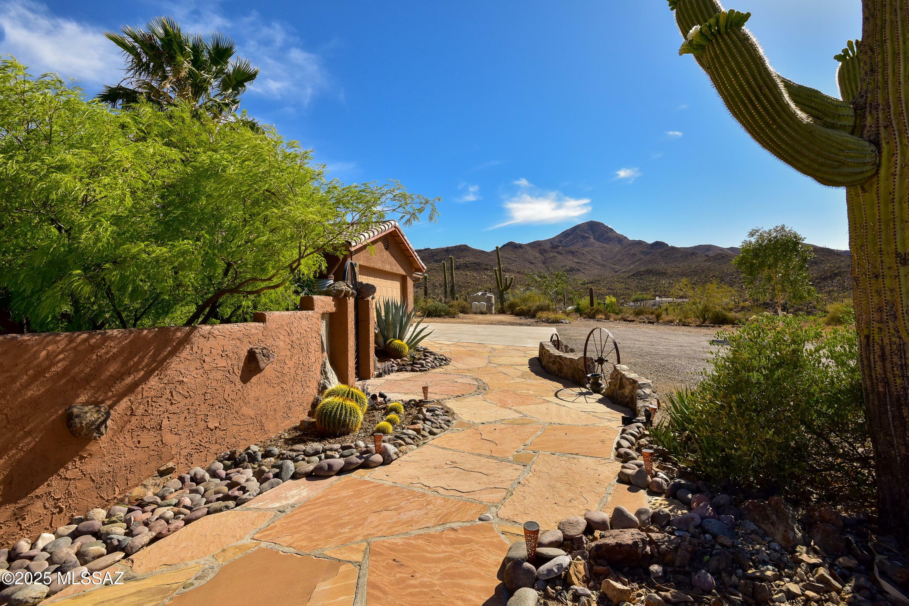 Property Photo: 7280 W El Camino Del Cerro AZ 85745