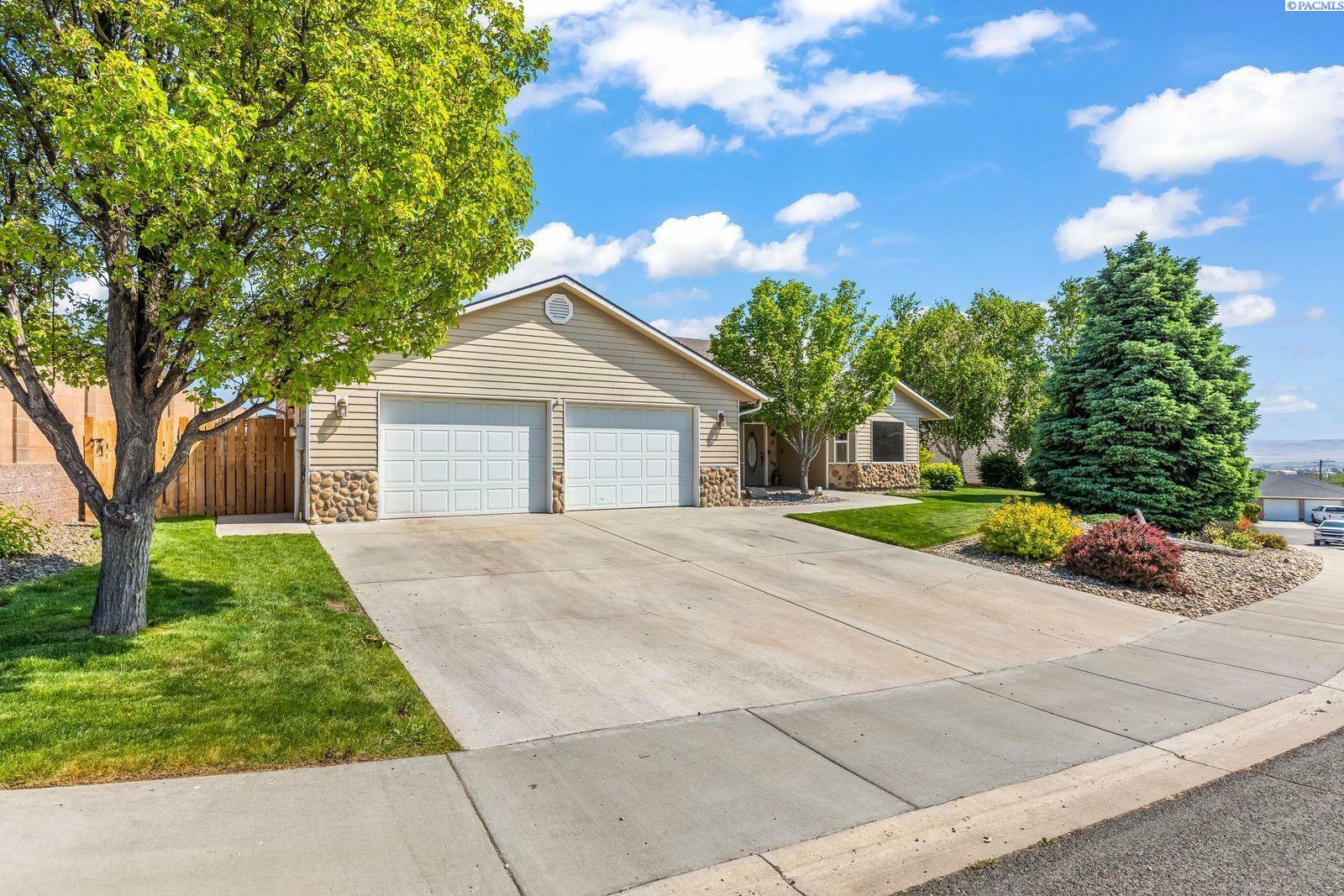 Property Photo: 1335 W Grandview Ave WA 98944
