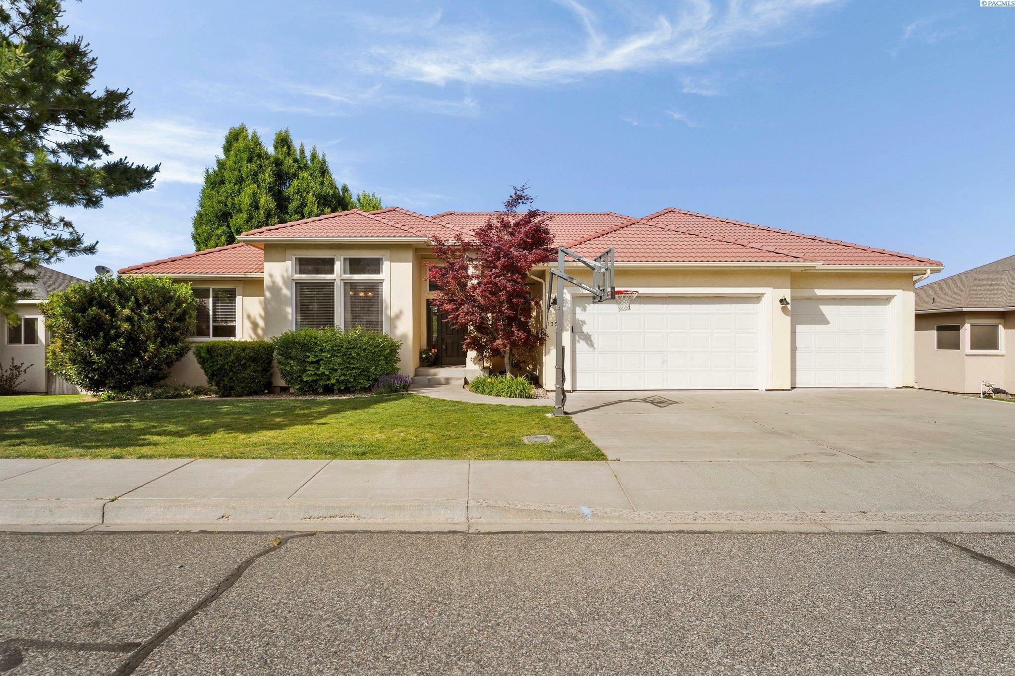 Property Photo: 1352 Chardonnay Dr WA 99352