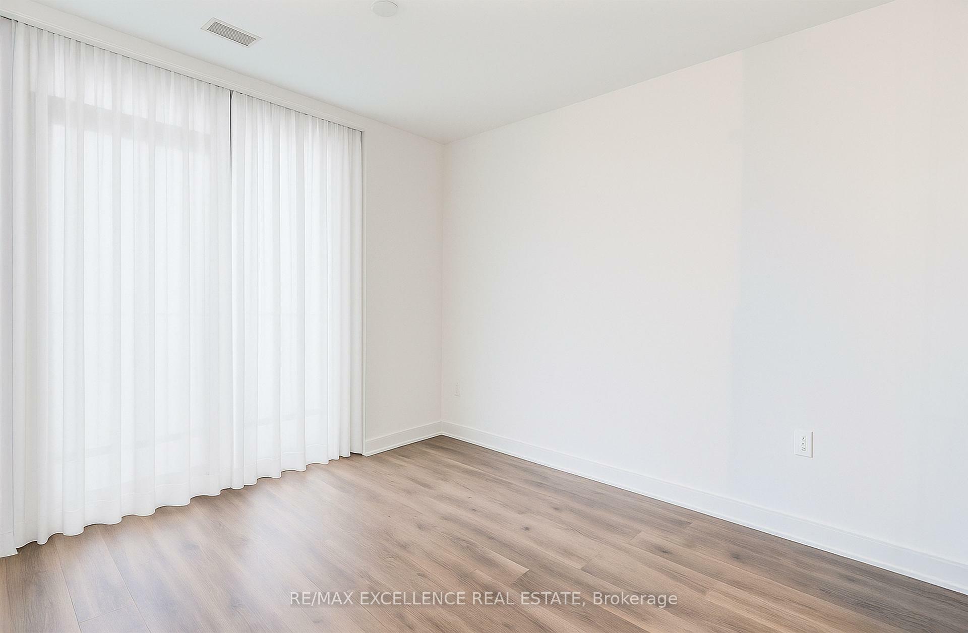 Property Photo: 86 Dundas Street 718 ON L5A 0B1