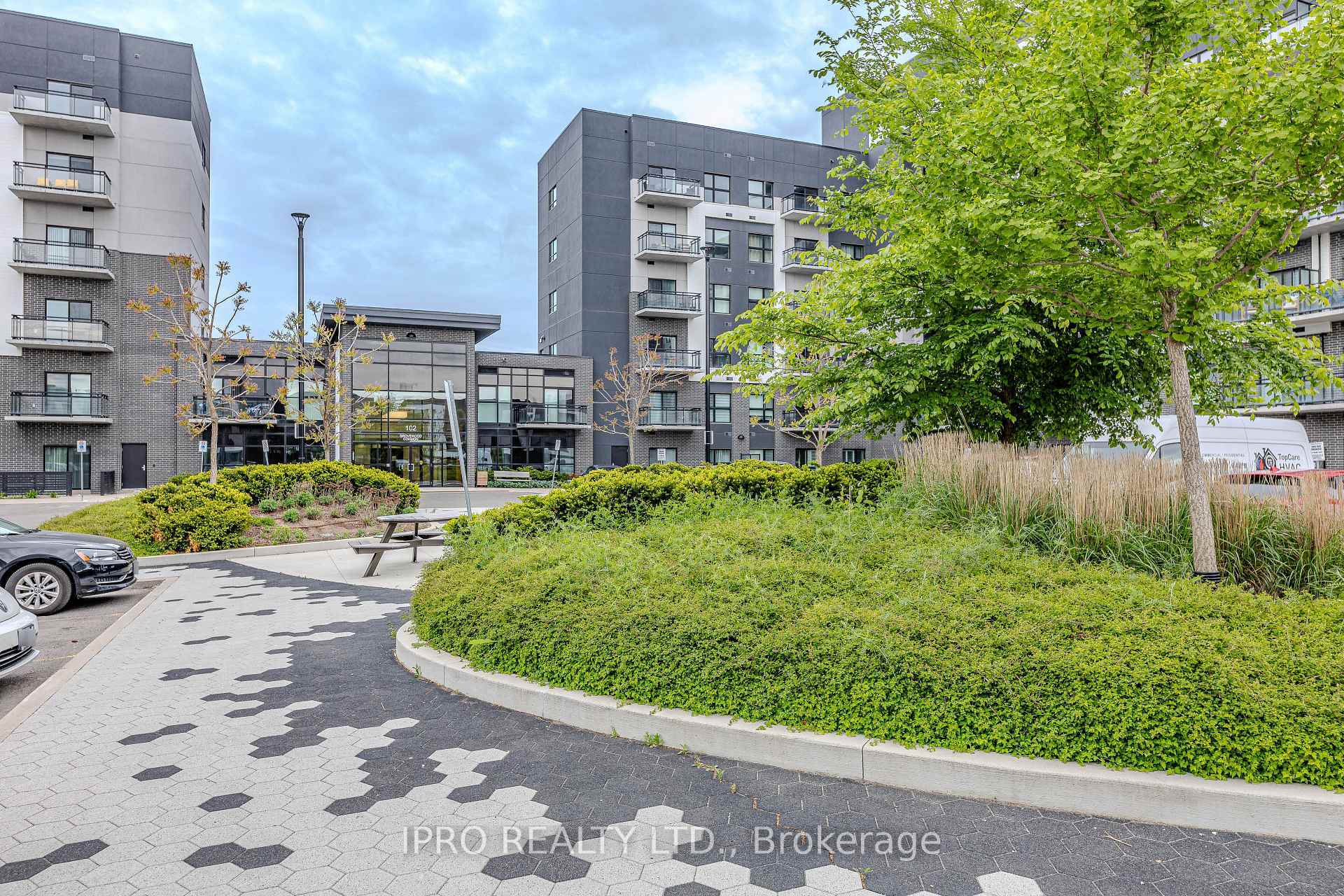 Property Photo: 102 Grovewood Common N/A 121 ON L6H 0X2