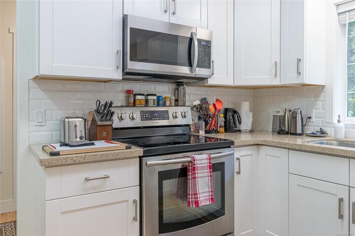 Property Photo:  871 Harewood Mines Rd  BC V9R 6P3 