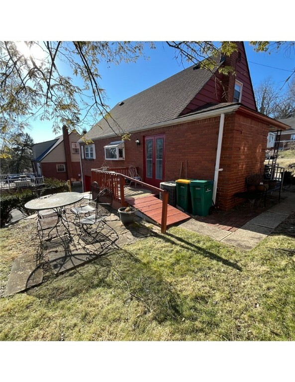 Property Photo: 5 Barton Dr PA 15221