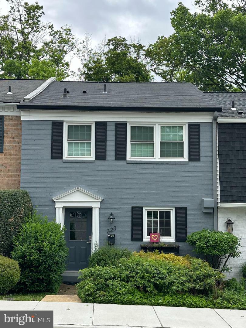 Property Photo: 323 Center Street N VA 22180