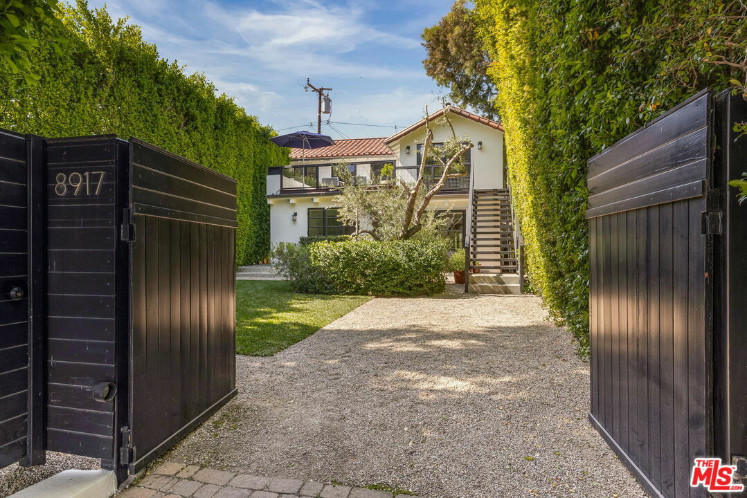 Property Photo:  8917 Dorrington Ave  CA 90048 