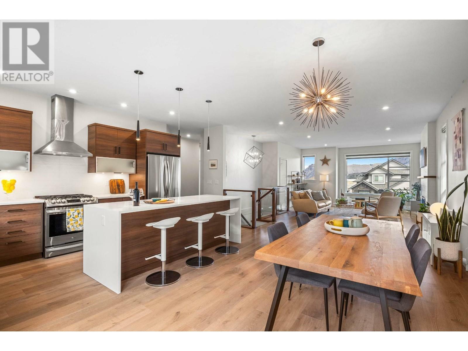 Photo de la propriété: 1592 Emerald Drive BC V2E 0C4