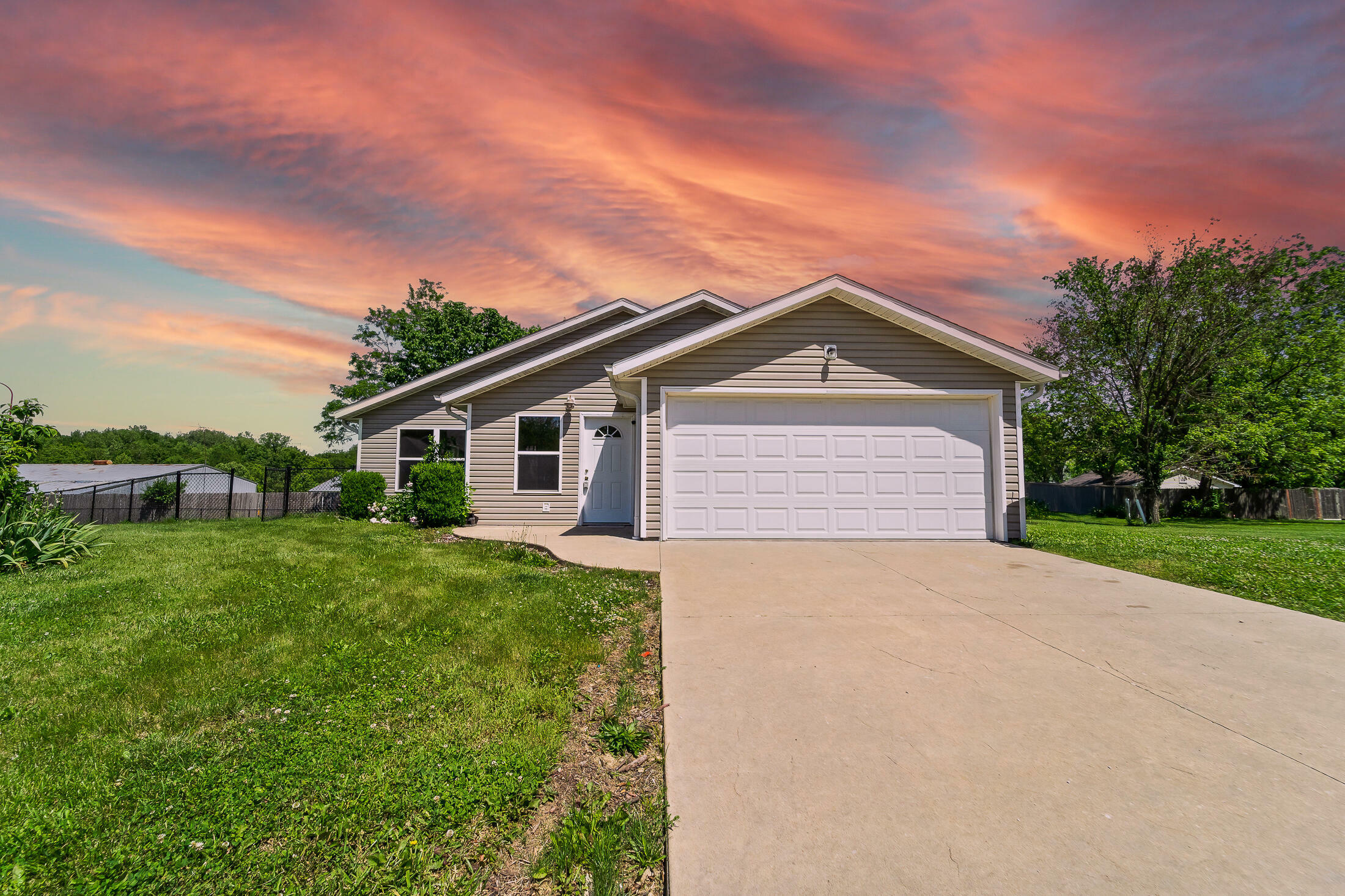 Property Photo: 707 Woodhill Avenue MO 65251