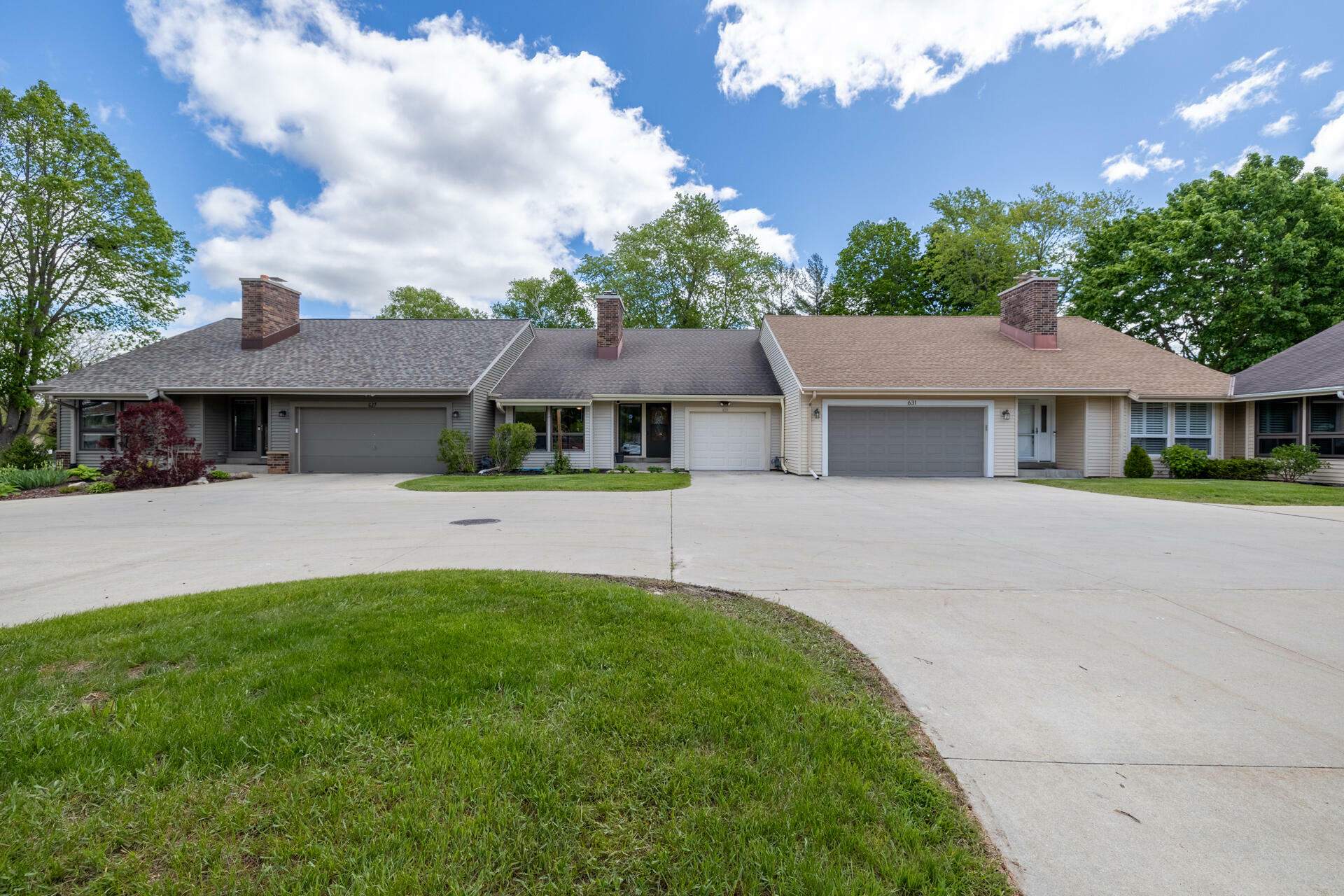 Property Photo:  629 Tamarack Dr  WI 53095 
