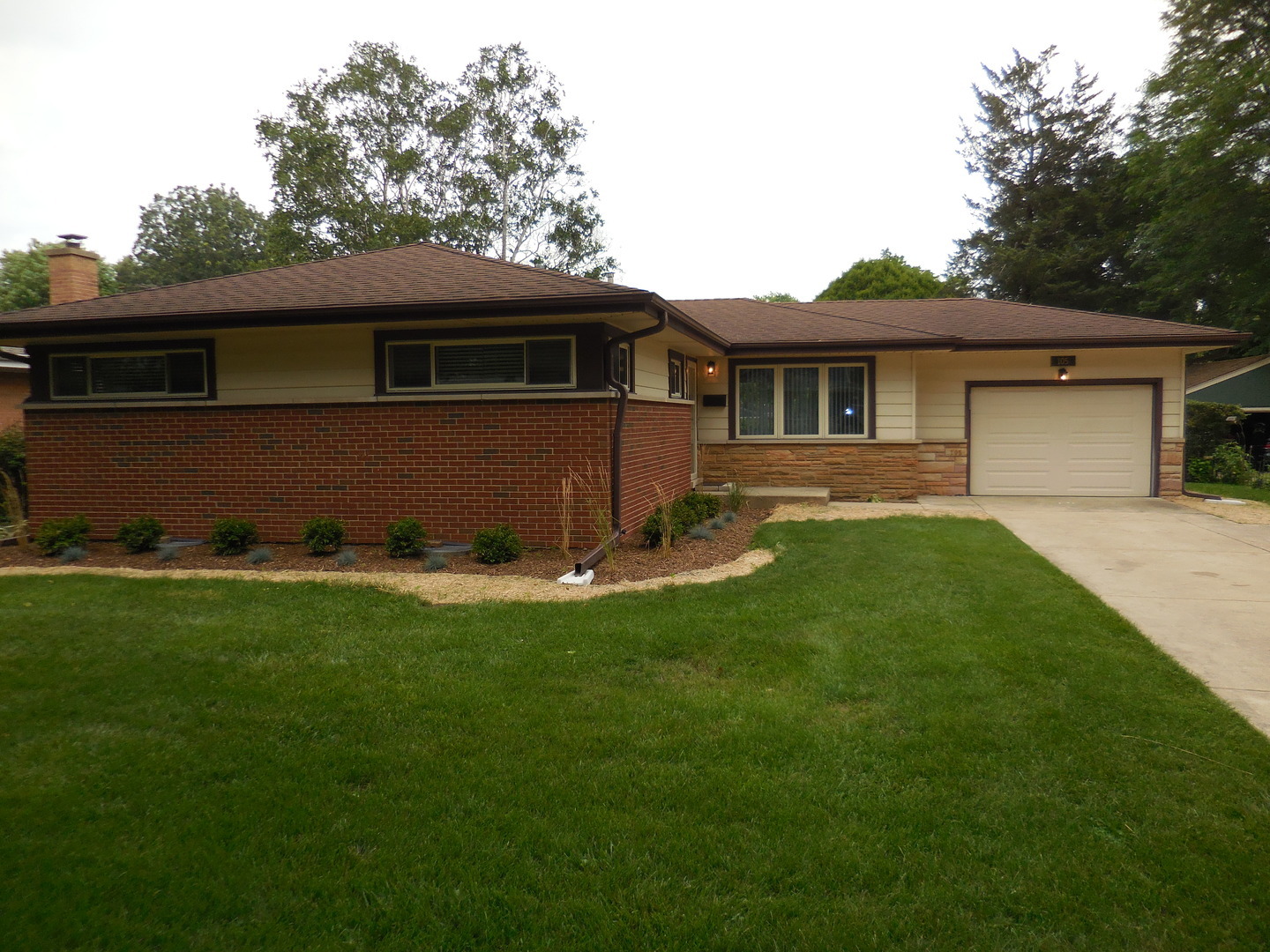 Property Photo: 105 N Phelps Avenue IL 60004