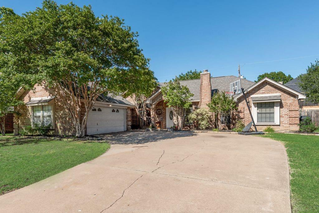 Property Photo: 7020 Live Oak Drive TX 76182