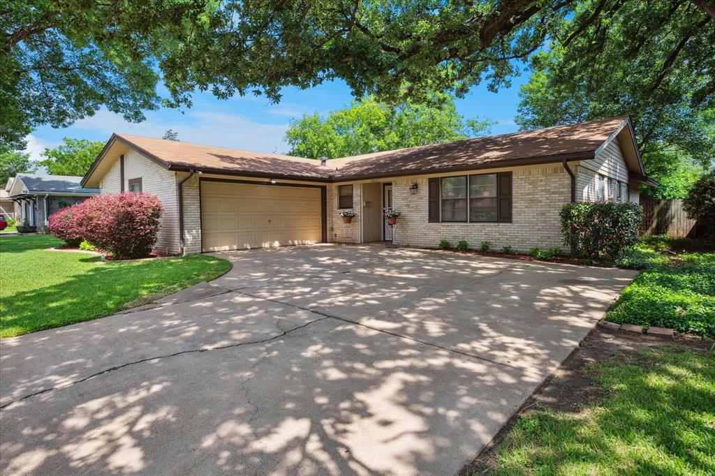 Property Photo: 2827 Pritchett Drive TX 75061