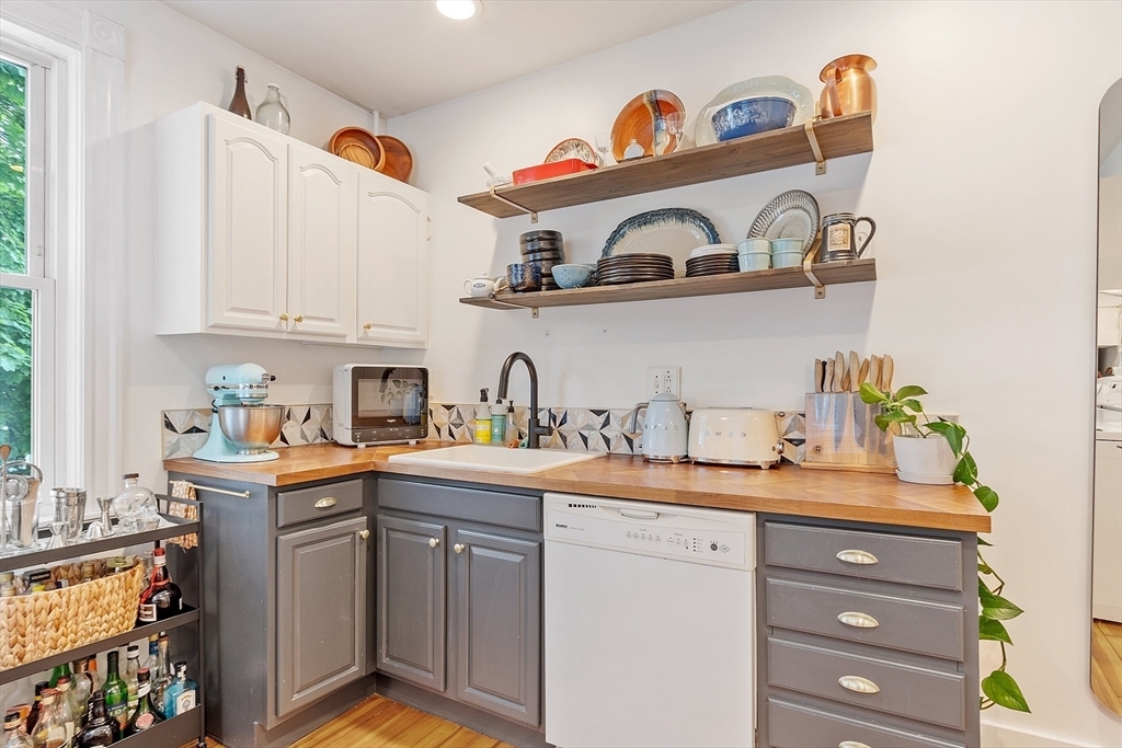 Property Photo: 401 Cabot St 4 MA 01915