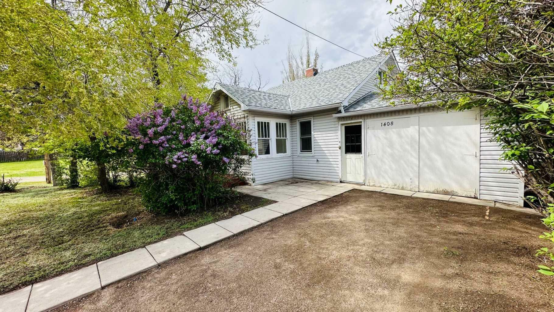 Property Photo: 1408 4 Avenue SW AB T0J 0Y2