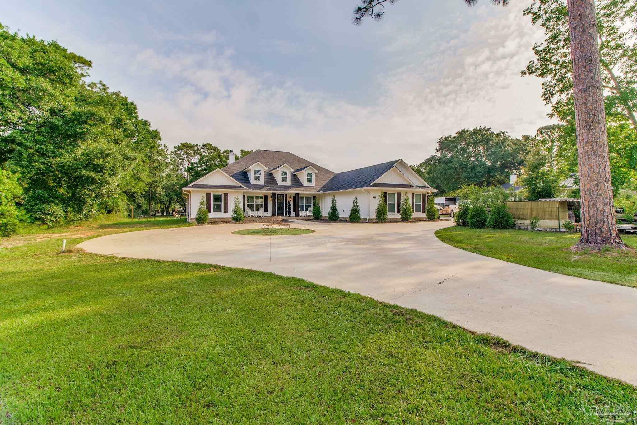 Property Photo: 1718 W 9 1/2 Mile Rd FL 32533