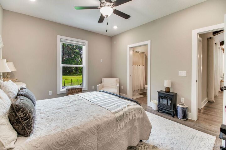 Property Photo: 1718 W 9 1/2 Mile Rd FL 32533