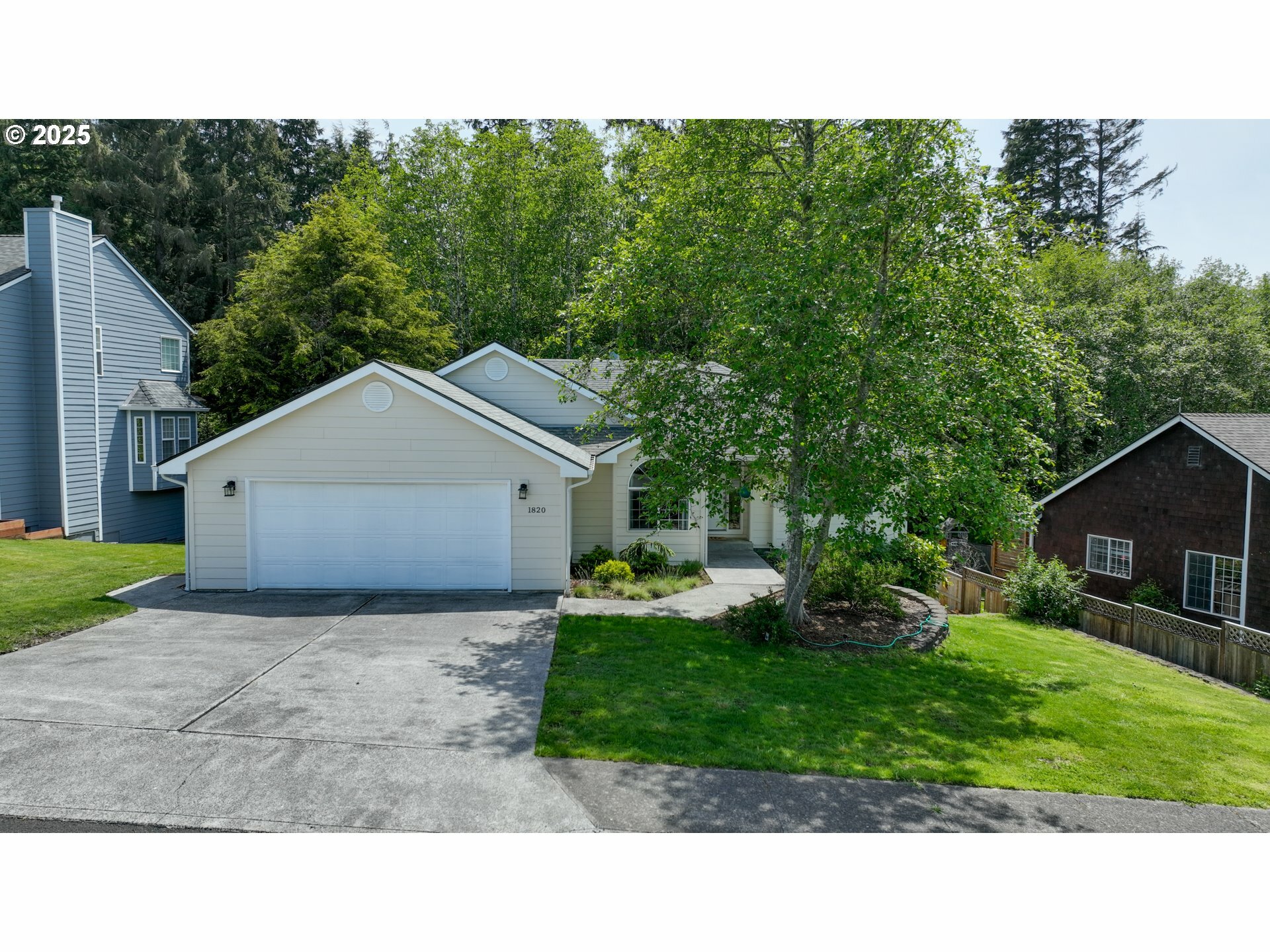 Property Photo: 1820 Huckleberry Dr OR 97138