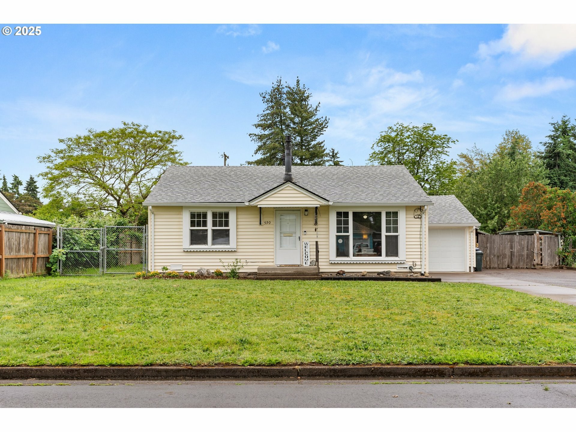 Property Photo:  590 Harold St  OR 97402 