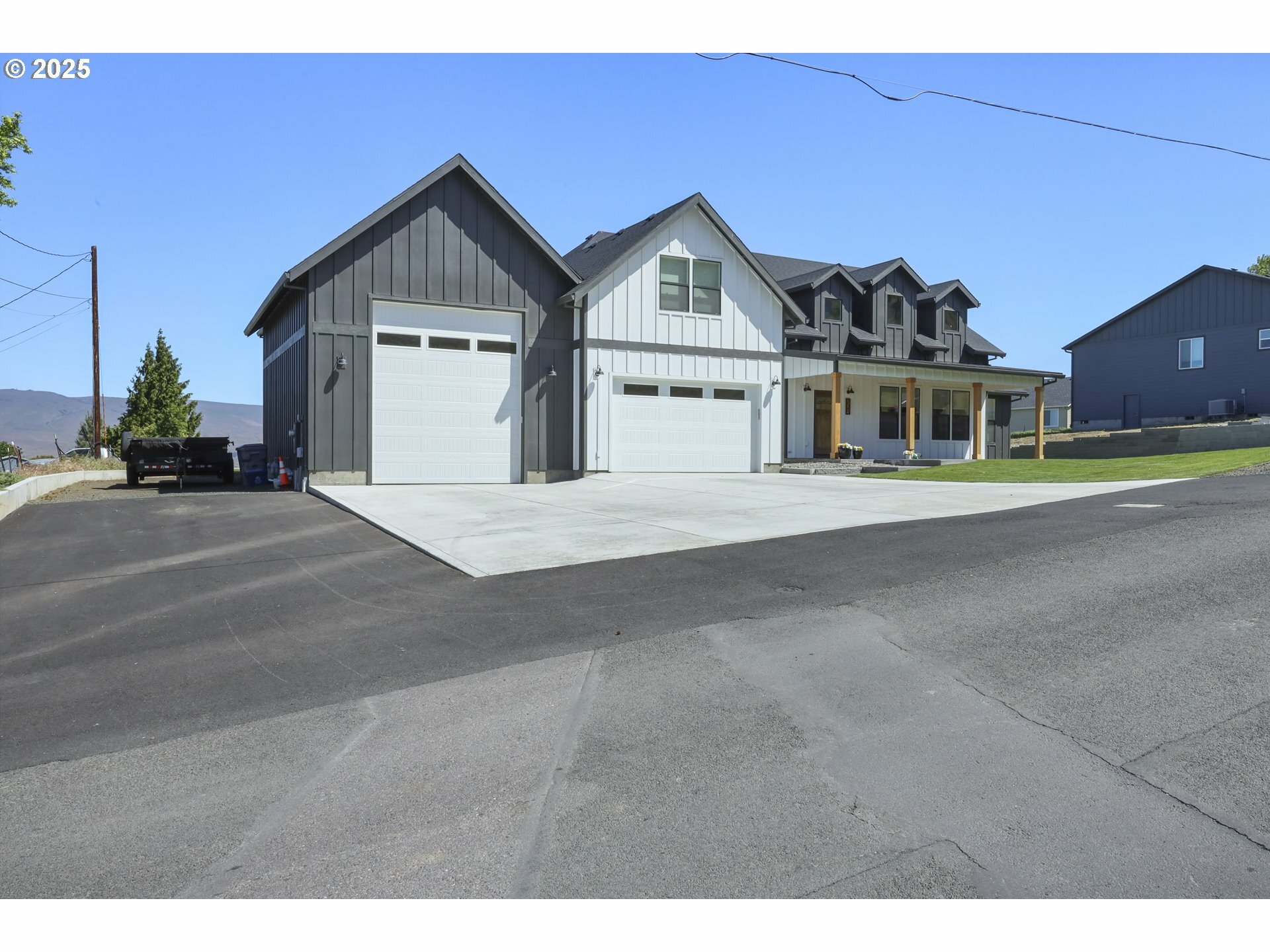 Property Photo: 2545 E 18th St OR 97058