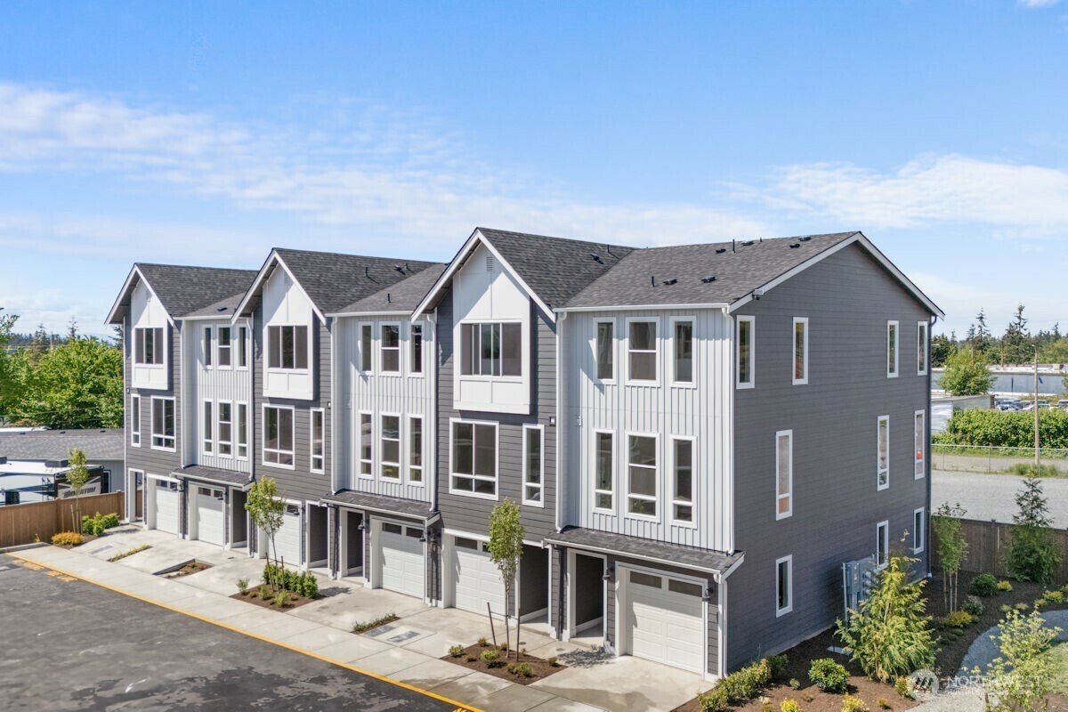Property Photo:  15726  40th Avenue W B3  WA 98087 