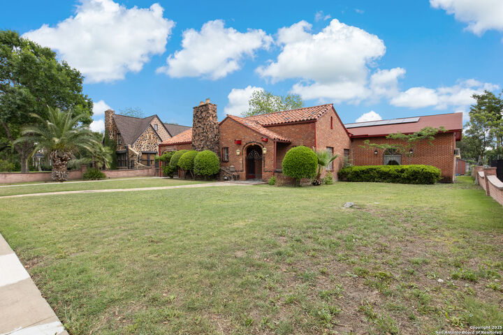 Property Photo: 2150 W Summit Avenue TX 78201