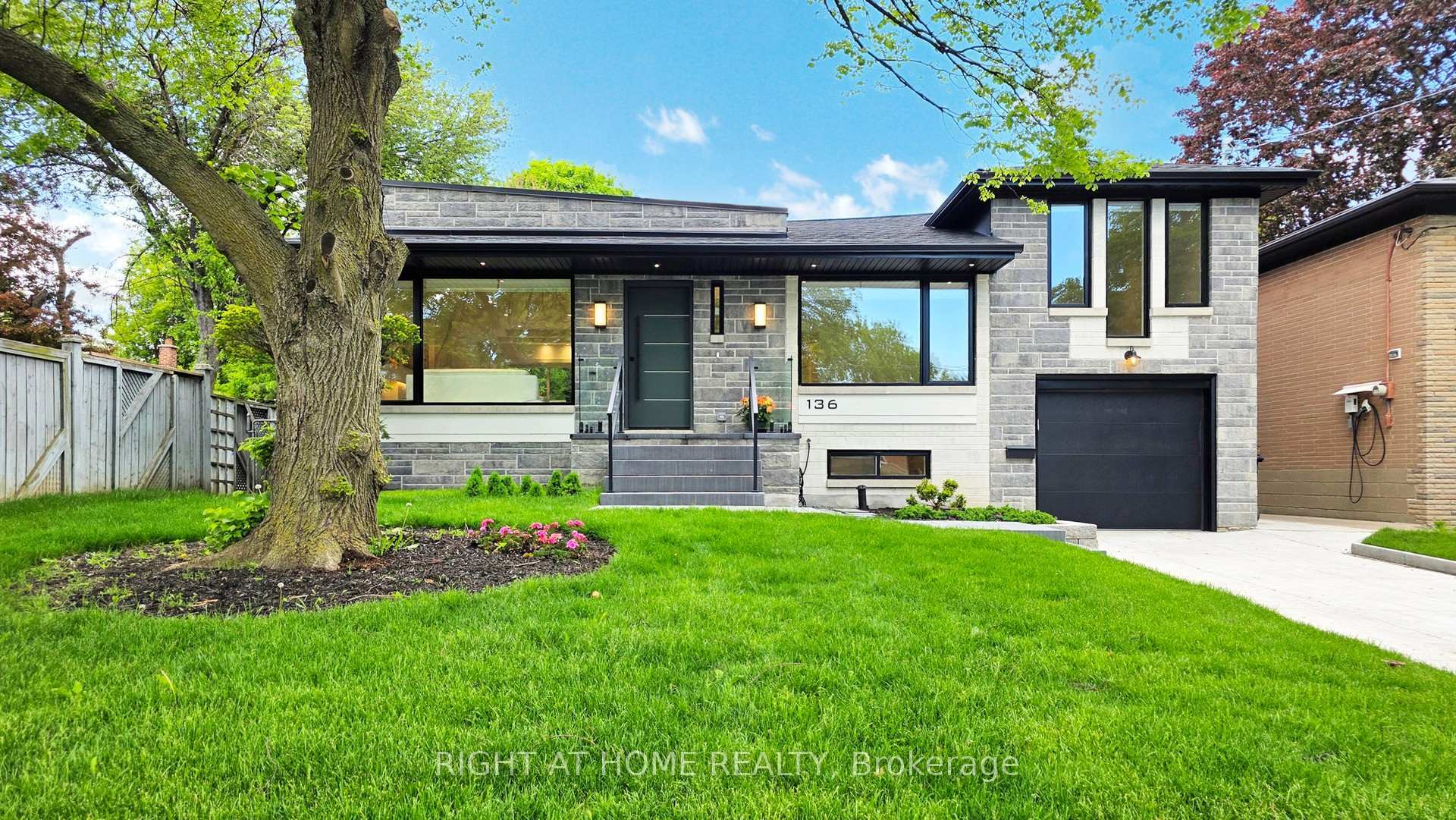 Photo de la propriété:  136 Santa Barbara Road  ON M2N 2C5 