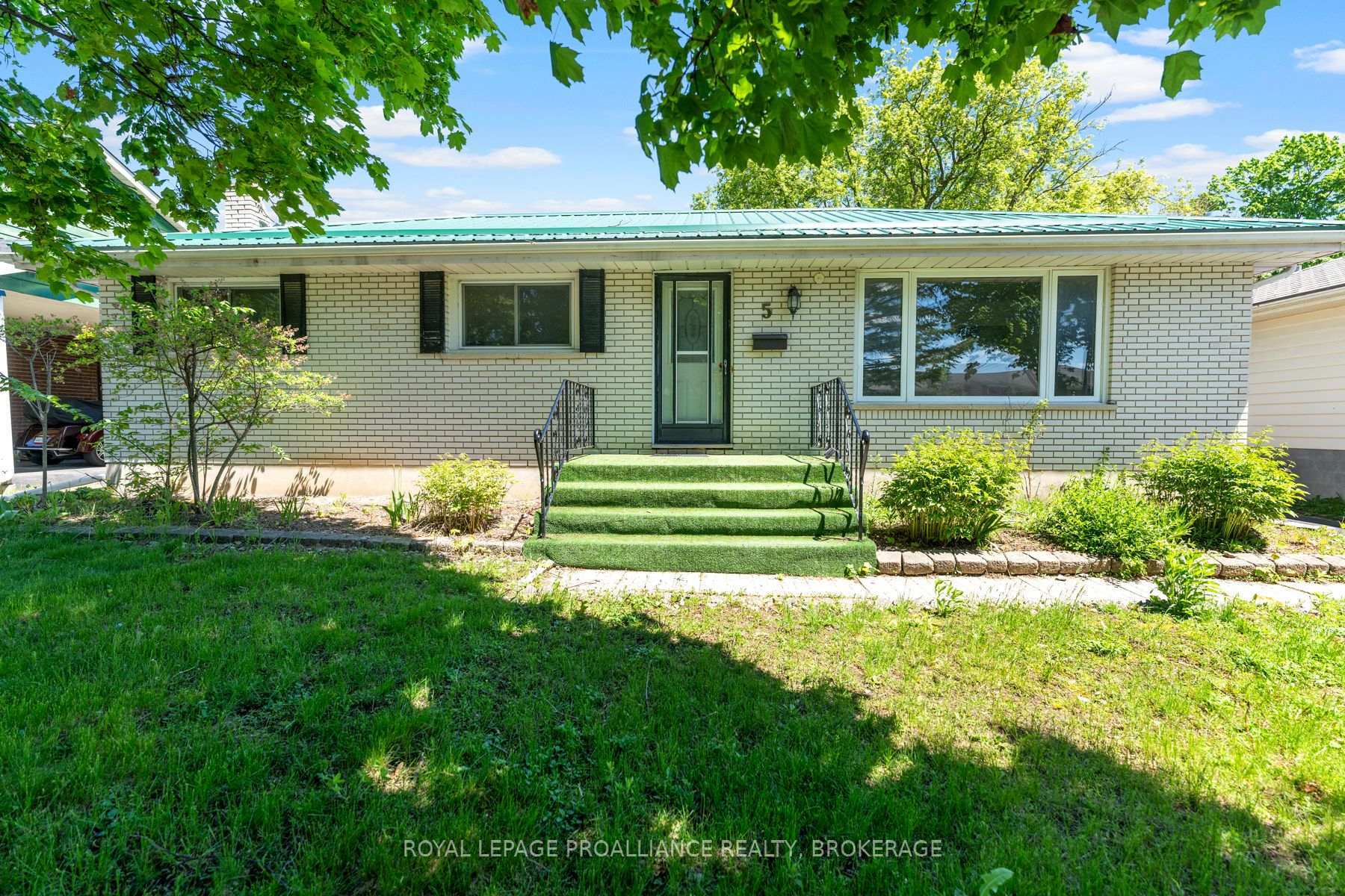 Property Photo: 5 Armour Crescent ON K8V 2V9